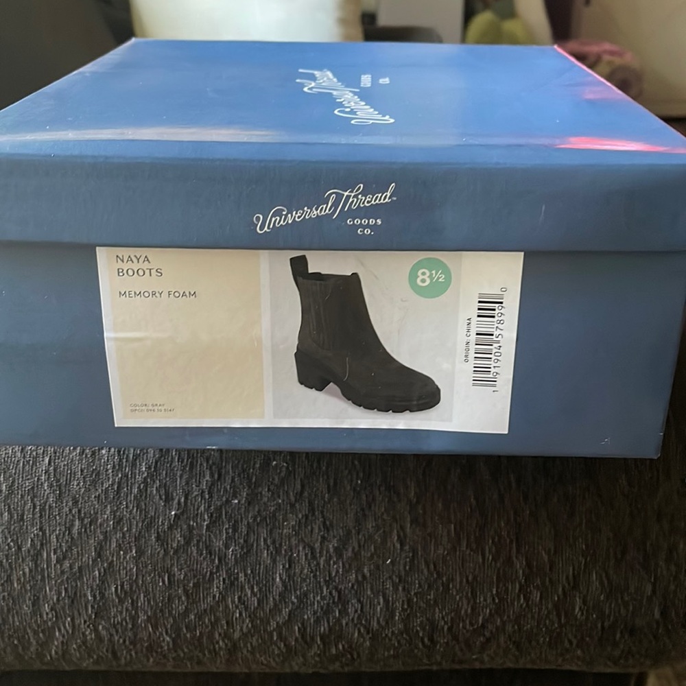 Brand new universal thread gray Naya Boots